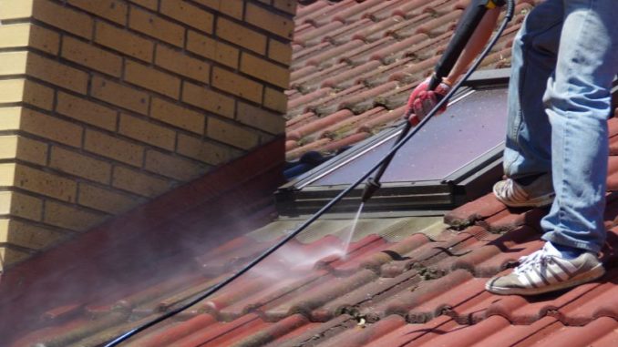 Altes Dach in neuem Glanz erstrahlen lassen - lohnt sich eine Dachbeschichtung?