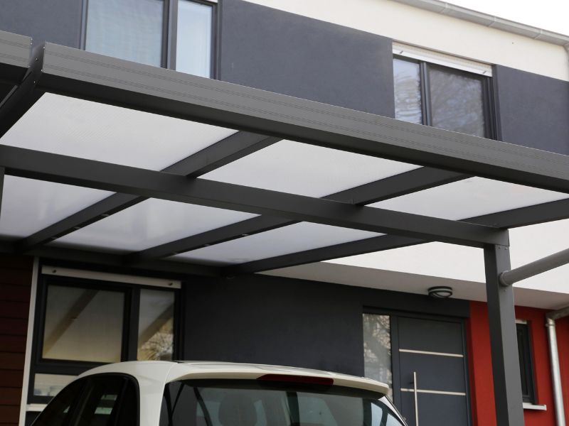 Es gibt viele Gründe, warum sich Eigenheimbesitzer für Carports entscheiden.