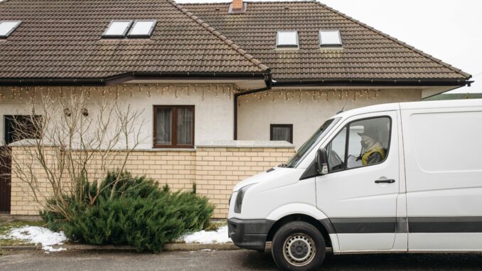 Dachbeschichtung vs. Dachneudeckung: Was ist die bessere Lösung für Ihr Eigenheim?