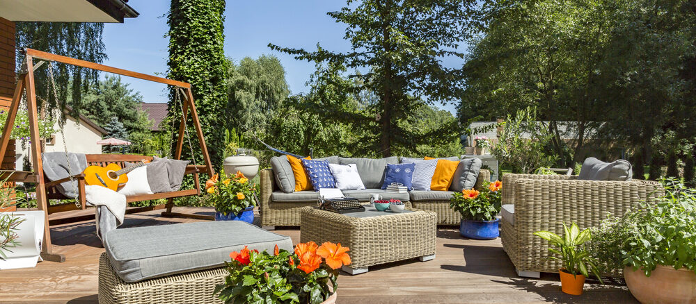 Von der Lounge bis zur Outdoor-Dining-Area: So schaffen Sie mit den Gartenmöbel Trends 2025 stilvolle Zonen im Freien
