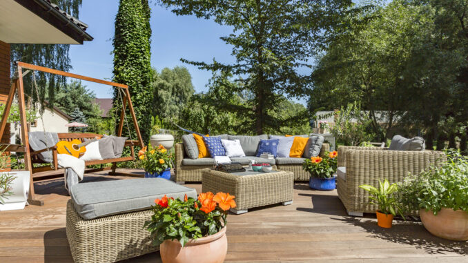 Von der Lounge bis zur Outdoor-Dining-Area: So schaffen Sie mit den Gartenmöbel Trends 2025 stilvolle Zonen im Freien