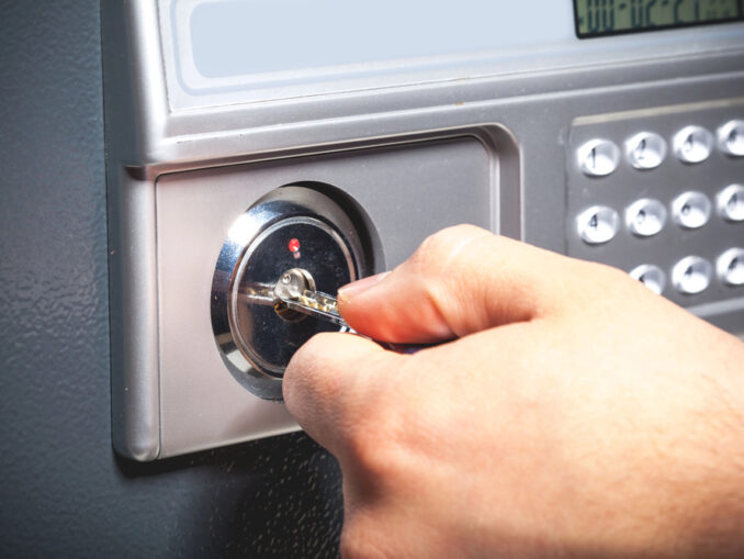 Bargeld, Schmuck und Dokumente: Was gehört wirklich in den heimischen Tresor?