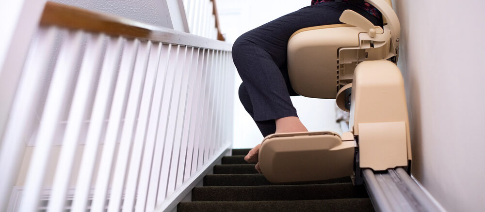 Hilfsmittel im Eigenheim im Vergleich: Lösungen für mehr Mobilität im Alltag