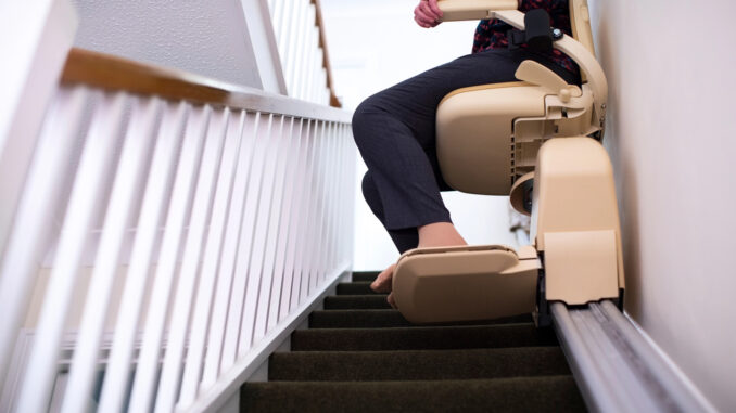 Hilfsmittel im Eigenheim im Vergleich: Lösungen für mehr Mobilität im Alltag